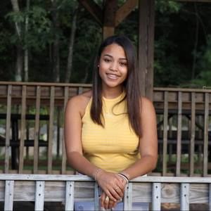 Meet your Posher, Lara